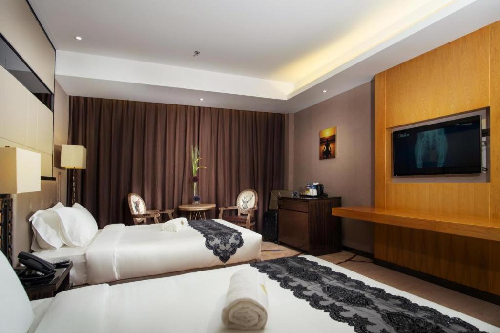 Lotus Blu Hotel Legazpi Buitenkant foto
