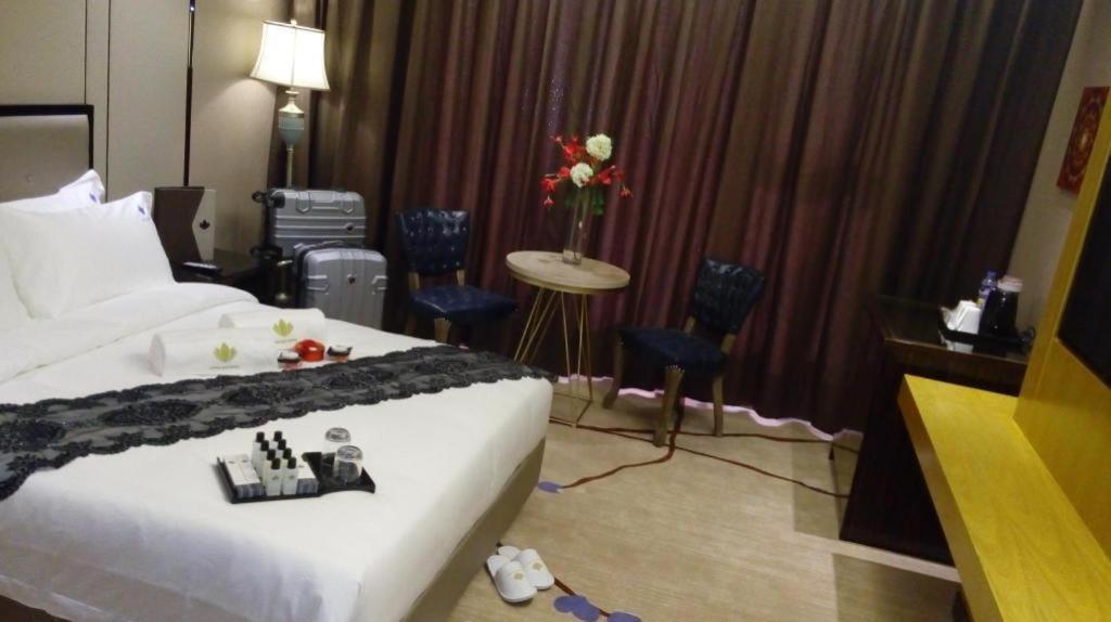 Lotus Blu Hotel Legazpi Buitenkant foto