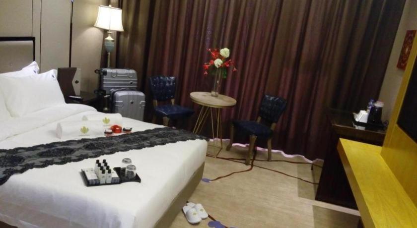Lotus Blu Hotel Legazpi Buitenkant foto