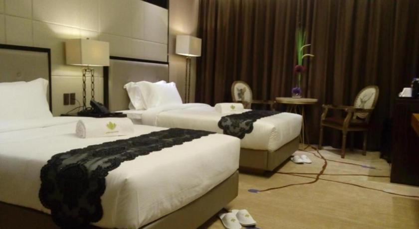 Lotus Blu Hotel Legazpi Buitenkant foto