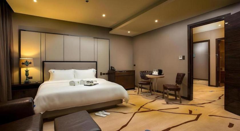 Lotus Blu Hotel Legazpi Buitenkant foto